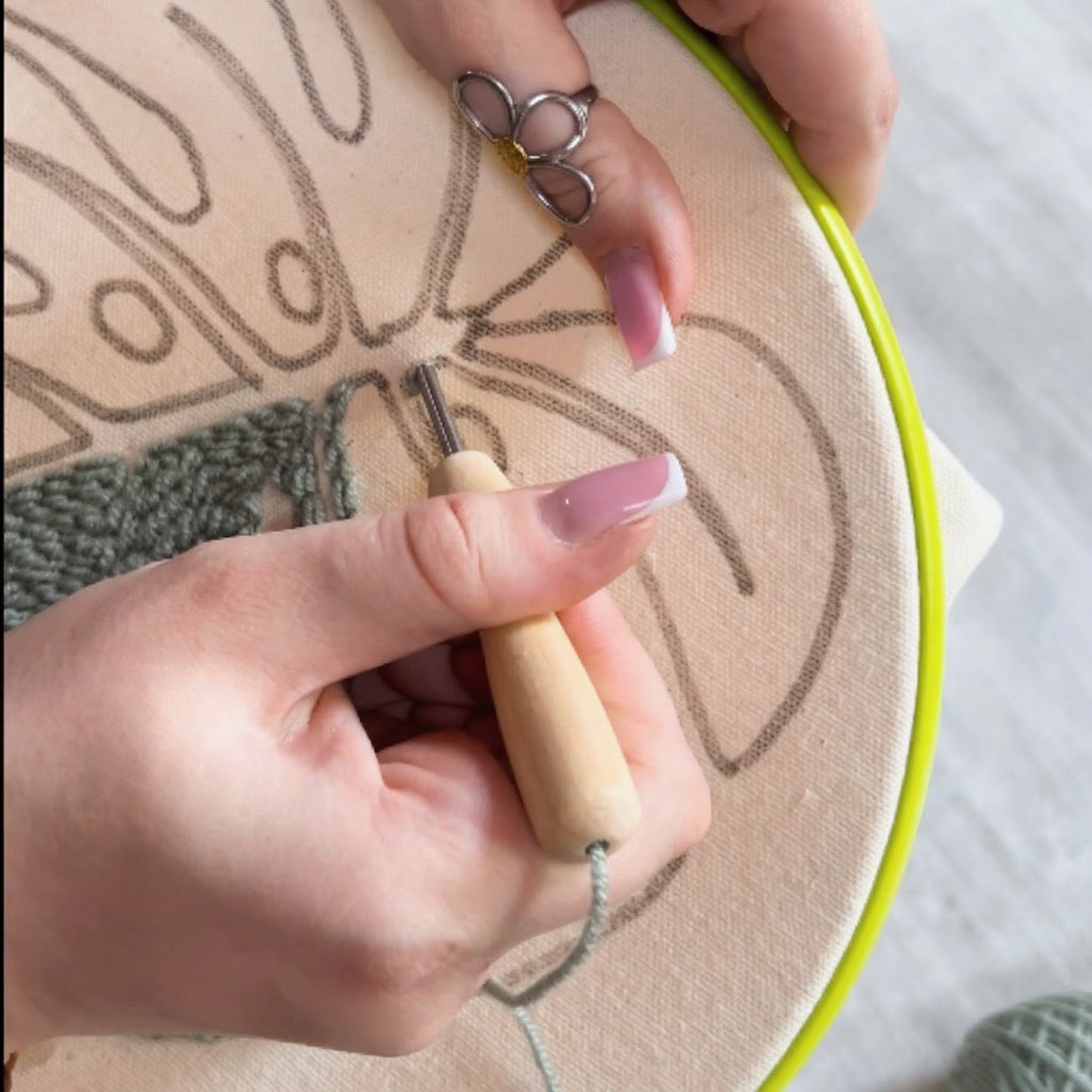 Detailed punch needle loops of monstera leaf and sun rays - Exceptional yarn texture on cotton fabric