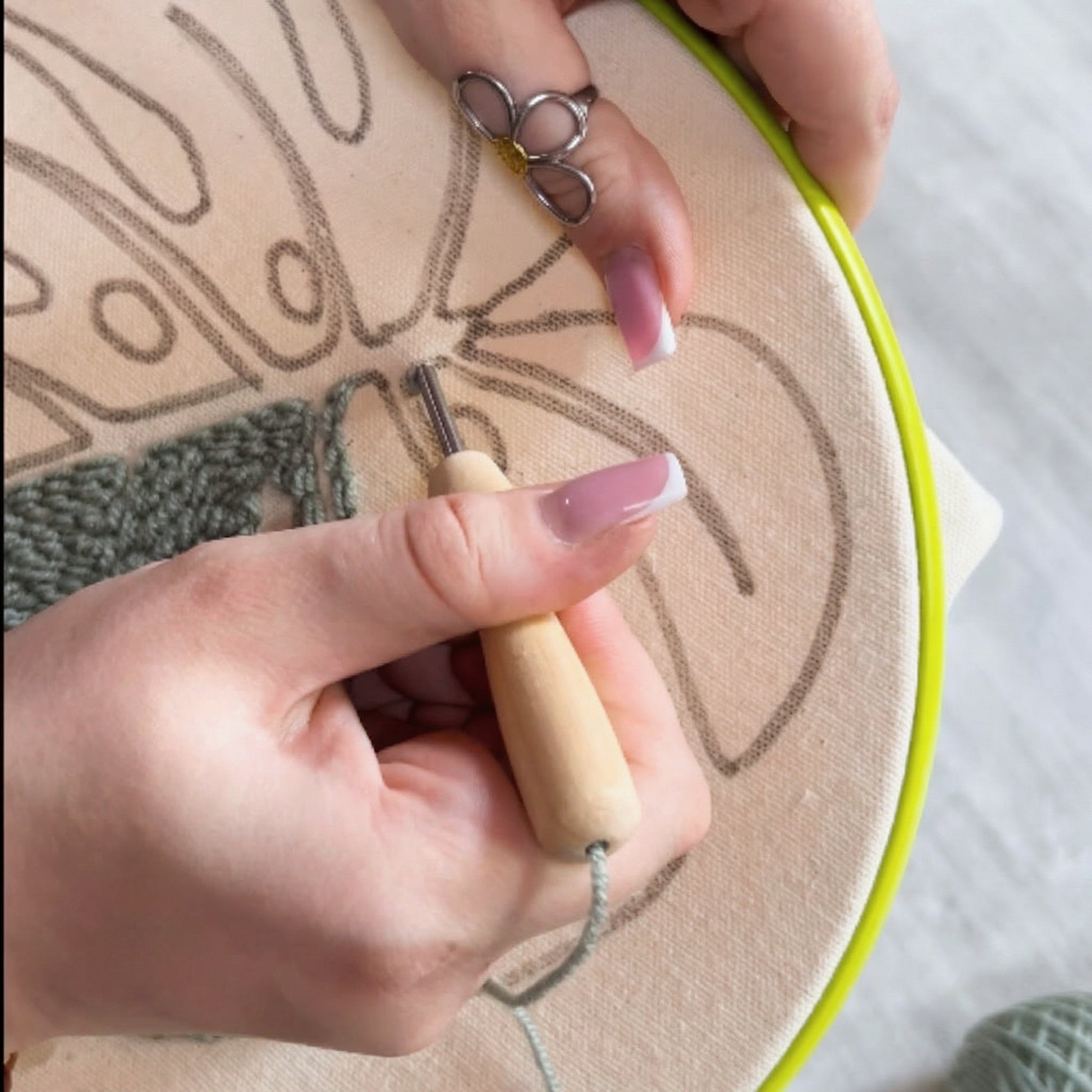 Detailed punch needle loops of monstera leaf and sun rays - Exceptional yarn texture on cotton fabric