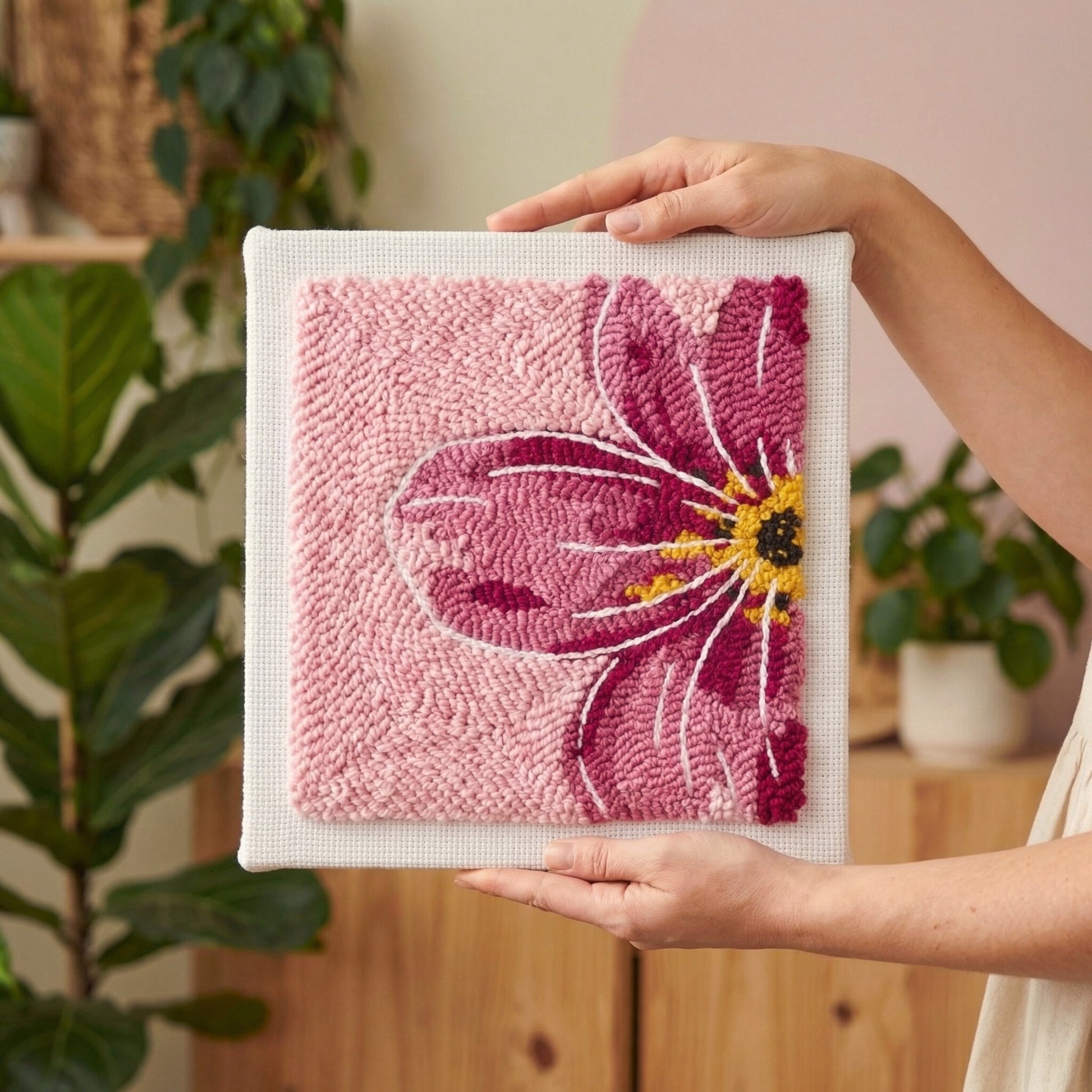 Tableau textile fait main Pivoine en Fleur - Décoration intérieure romantique et élégante.