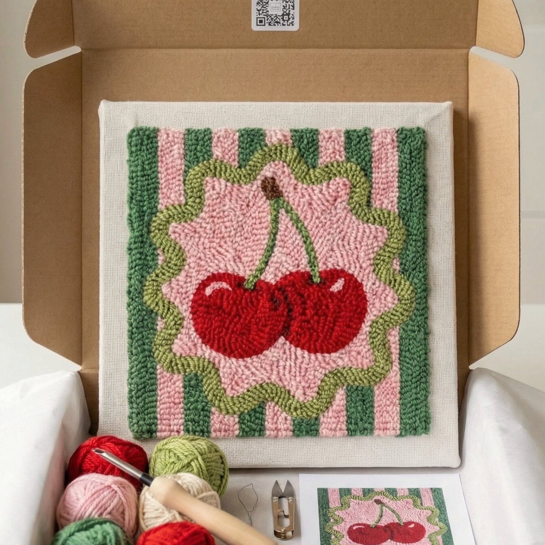 Broderie Punch Needle cerises rouges - Travail de la laine colorée avec aiguille magique sur toile tendue