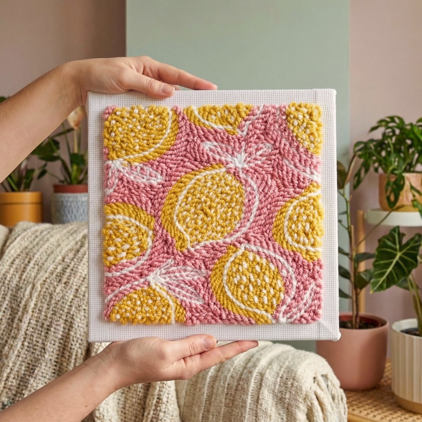 Broderie Punch Needle citrons jaunes - Travail de la laine vive avec aiguille magique sur toile tendue.