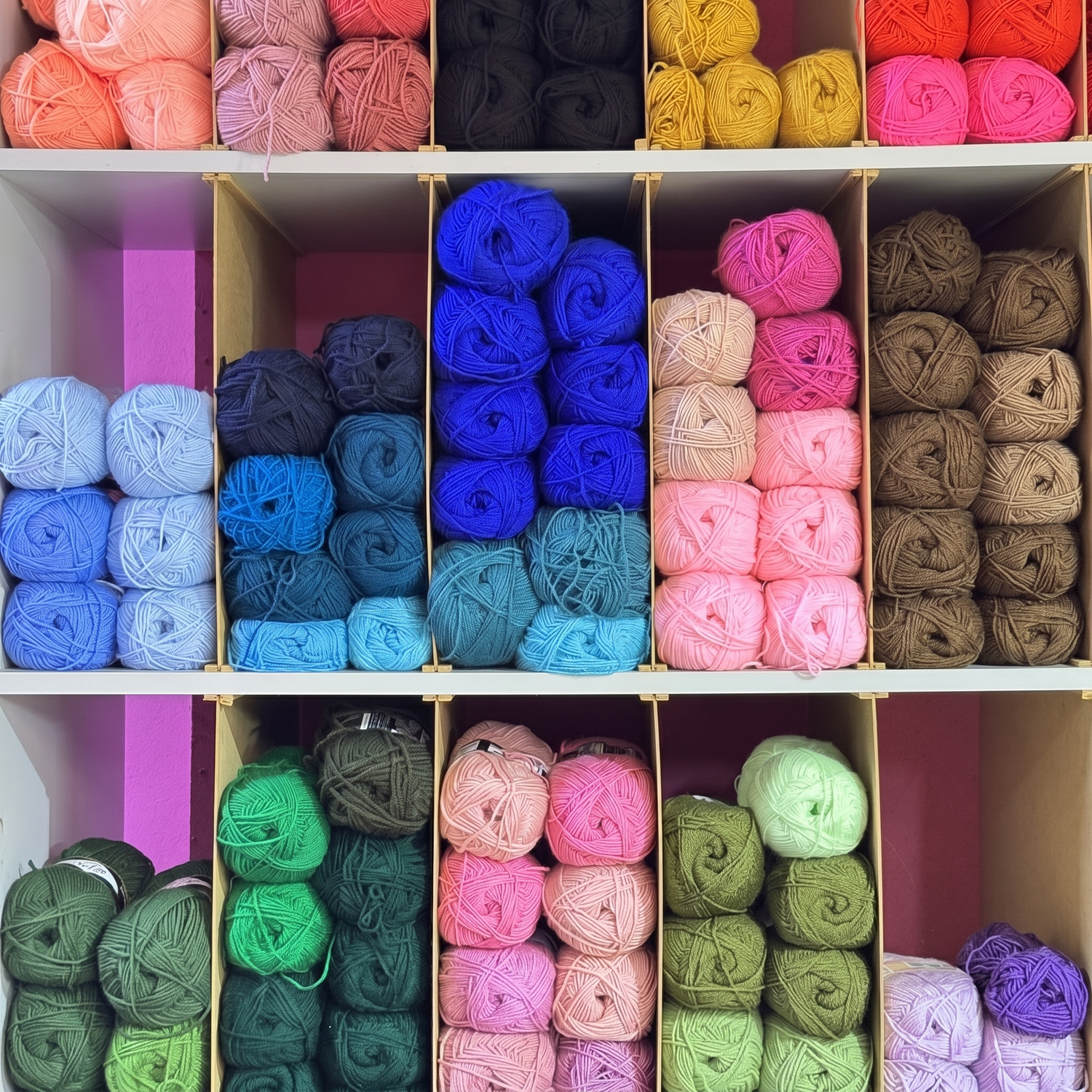 Étagère de fils colorés pour kits Punch‑Needle